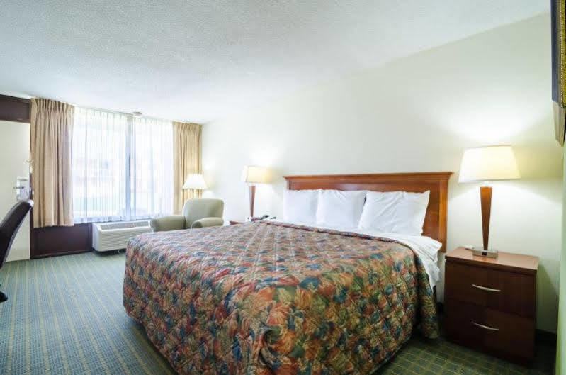 Rodeway Inn & Suites Greensboro Southeast Eksteriør billede
