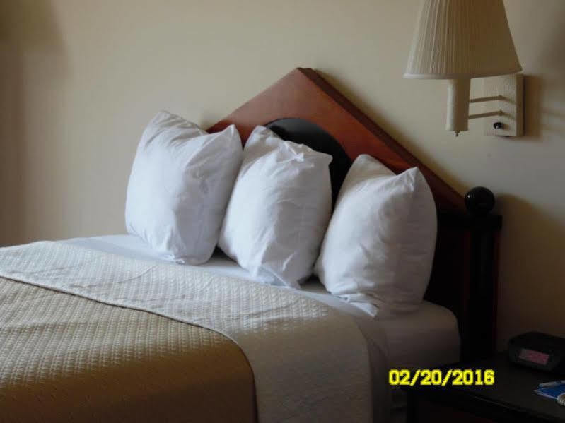 Rodeway Inn & Suites Greensboro Southeast Eksteriør billede