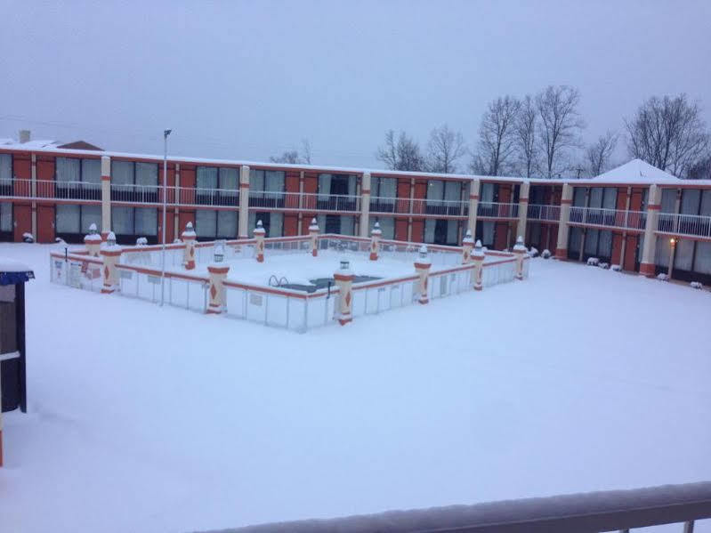 Rodeway Inn & Suites Greensboro Southeast Eksteriør billede